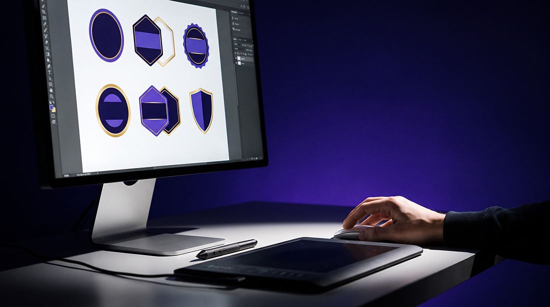 Des modèles de badges à l’écran d’un poste de design